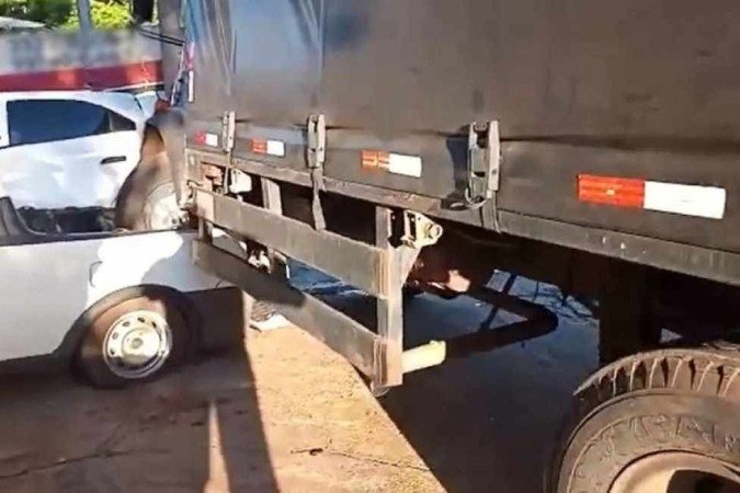 A caçamba em que o idoso e a criança estavam foi atingida em cheio pelo caminhão