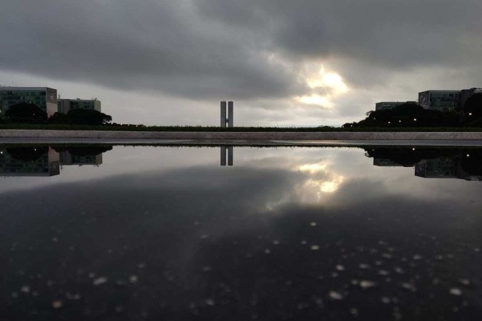 Previsão para hoje é de chuva forte, trovoadas e temperatura de