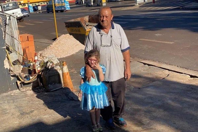 O empres&aacute;rio S&eacute;rgio Aparecido e a pequena Sarah s&atilde;o vizinhos e amigos desde quando ela era muito pequena