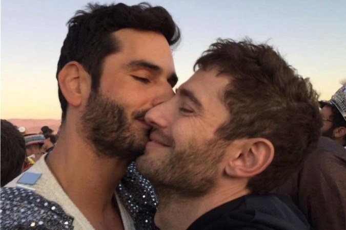 Julian Morris e Landon Ross assumiram o relacionamento após 18 anos. Eles já tinham 7 anos de parceria quando Morris se tornou galã em Pretty Little Liars - (crédito: Instagram/Reprodução) Julian Morris e Landon Ross assumiram o relacionamento após 18 anos. Eles já tinham 7 anos de parceria quando Morris se tornou galã em Pretty Little Liars - (crédito: Instagram/Reprodução)