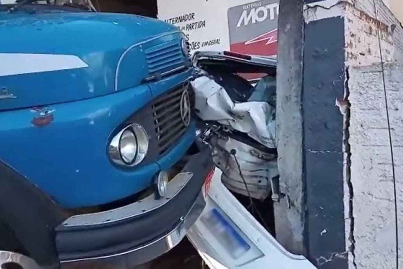 Um dos carros atingidos pelo caminh&atilde;o ficou totalmente destru&iacute;do