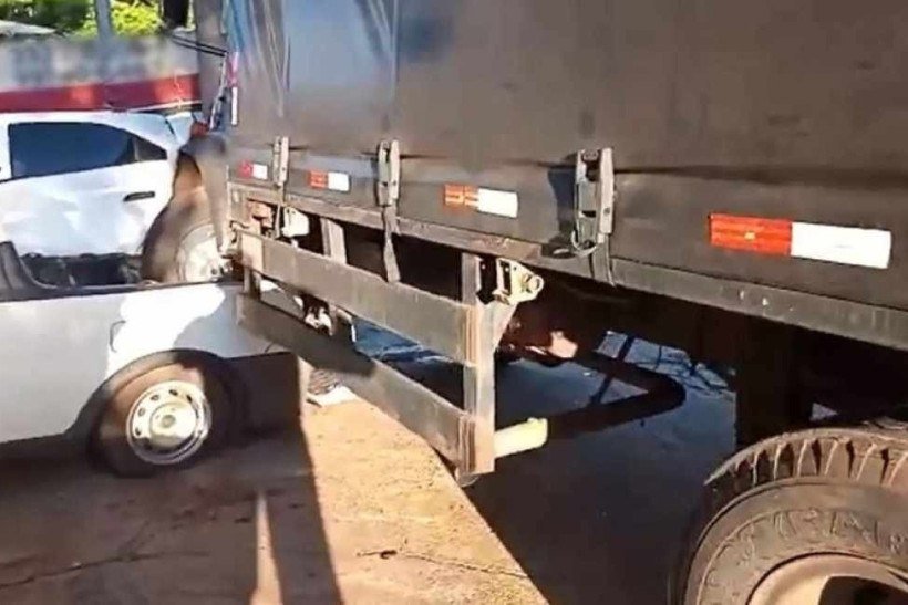 A ca&ccedil;amba em que o idoso e a crian&ccedil;a estavam foi atingida em cheio pelo caminh&atilde;o