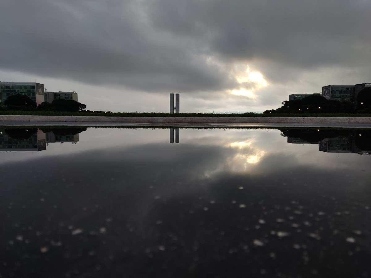 Mantenha o guarda-chuva na bolsa: pancadas de chuva devem continuar neste sábado