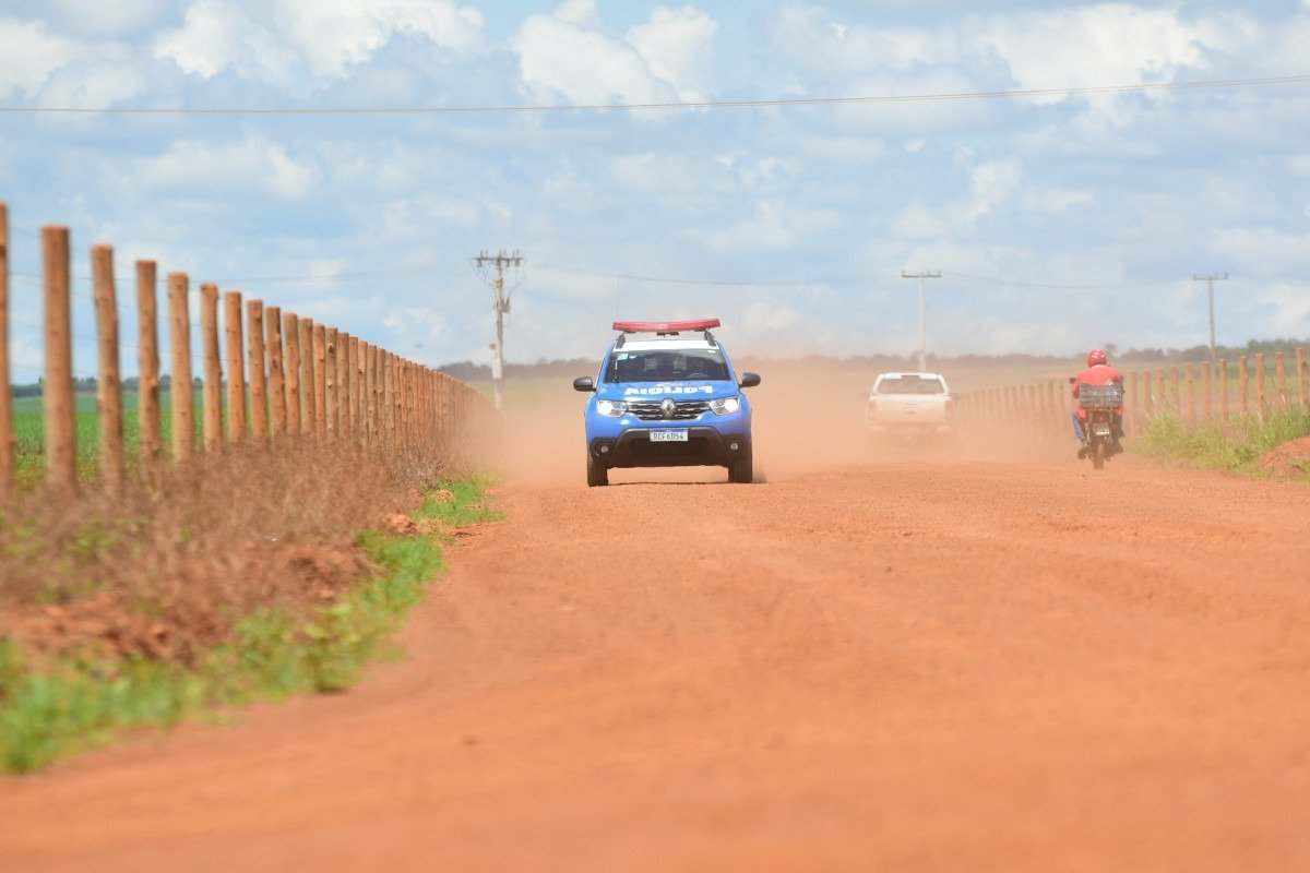  03/12/2021. Crédito: Ed Alves/CB/D.A Press. Brasil. Brasilia - DF. Cidades. Wanderson é suspeito de ter matado a facadas, no último domingo (28/11), a namorada grávida de quatro meses, a enteada, de 2 anos e 9 meses, e um fazendeiro, de 73 anos, com um tiro na cabeça, em Corumbá de Goiás. Na foto, policiamento na zona rural de Mocambinho/GO.
