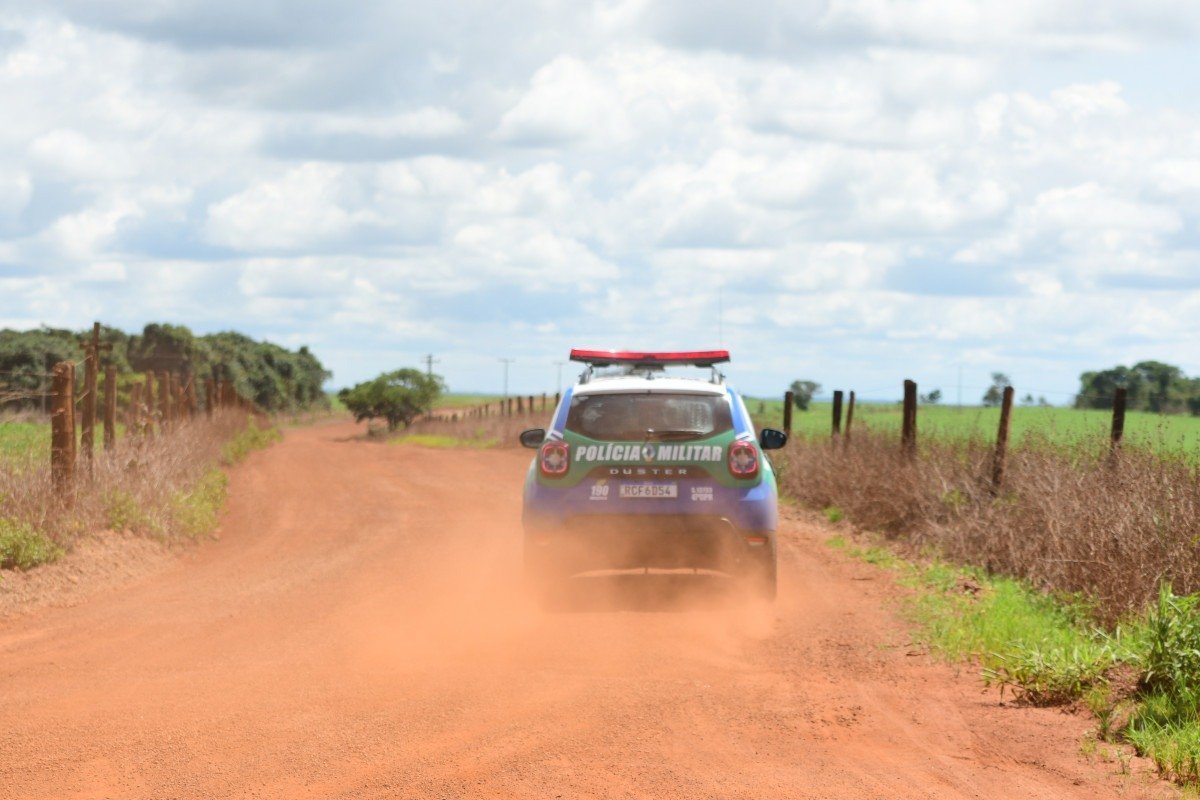  03/12/2021. Crédito: Ed Alves/CB/D.A Press. Brasil. Brasilia - DF. Cidades. Wanderson é suspeito de ter matado a facadas, no último domingo (28/11), a namorada grávida de quatro meses, a enteada, de 2 anos e 9 meses, e um fazendeiro, de 73 anos, com um tiro na cabeça, em Corumbá de Goiás. Na foto, policiamento na zona rural de Mocambinho/GO.