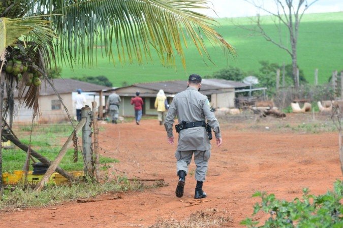  03/12/2021. Cr&eacute;dito: Ed Alves/CB/D.A Press. Brasil. Brasilia - DF. Cidades. Wanderson &eacute; suspeito de ter matado a facadas, no &uacute;ltimo domingo (28/11), a namorada gr&aacute;vida de quatro meses, a enteada, de 2 anos e 9 meses, e um fazendeiro, de 73 anos, com um tiro na cabe&ccedil;a, em Corumb&aacute; de Goi&aacute;s. Na foto, pol&iacute;cia na fazenda.
