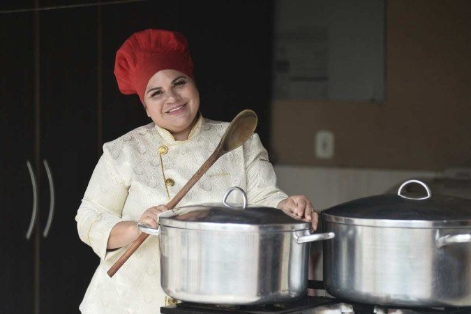 Campanhas solidárias de fim de ano: chef Ada Silva possui o projeto social da galinhada do amor
