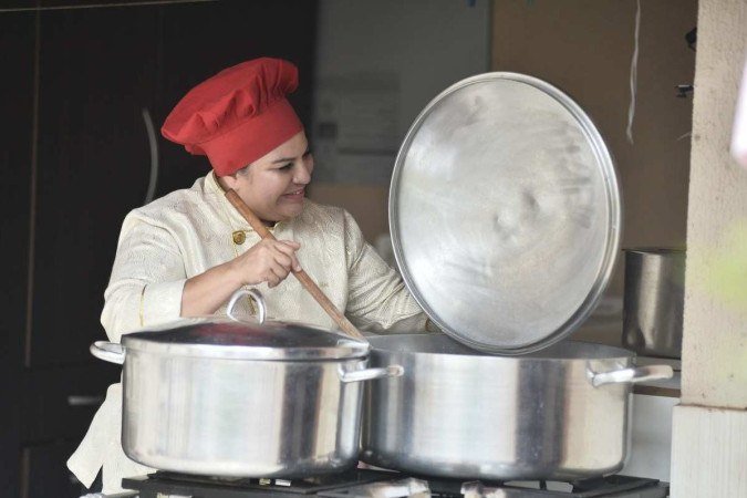  03/12/2021 Crédito: Minervino Júnior/CB/D.A Press. Brasil.  Brasilia - DF. Campanhas solidárias de fim de ano Chef Ada Silva que possui o projeto social da galinhada do amor.