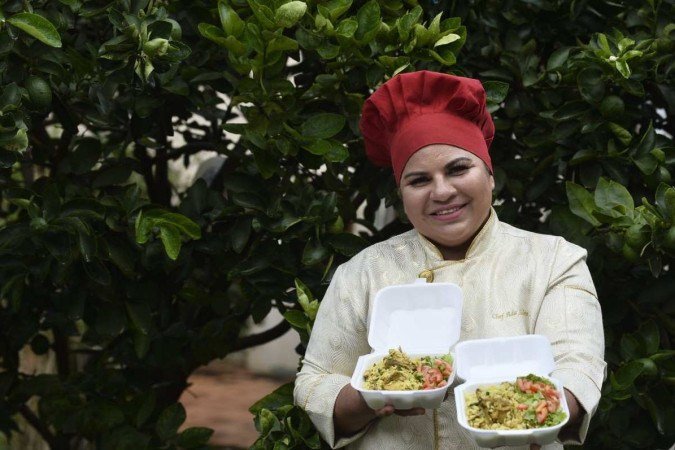  03/12/2021 Crédito: Minervino Júnior/CB/D.A Press. Brasil.  Brasilia - DF. Campanhas solidárias de fim de ano Chef Ada Silva que possui o projeto social da galinhada do amor.