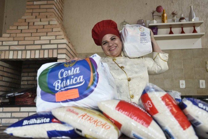  03/12/2021 Crédito: Minervino Júnior/CB/D.A Press. Brasil.  Brasilia - DF. Campanhas solidárias de fim de ano Chef Ada Silva que possui o projeto social da galinhada do amor.