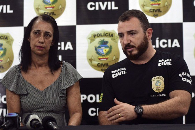  04/12/2021. Crédito: Ed Alves/CB/D.A Press. Brasil. Brasília - DF. Cidades. Caso Wanderson Mota. Ele se entregou para Policia do Goias, na cidade de Gameleira-GO. Depois levando para Anapolis e encaminhado para o presidio de Goiania. Na foto Cinda Mara Ciqueira, fazendeira que conseguiu convencer Wanderson a se entrega ao lado do delegado Vander Coelho. 