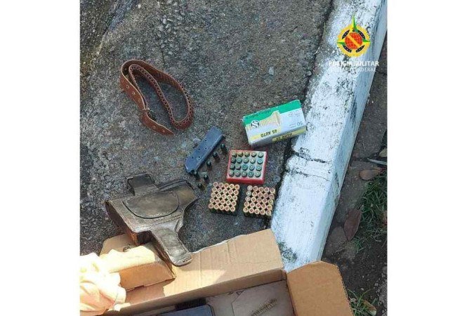 PMDF impede suicídio de vítima de violência doméstica e usa robô para desarmar granada em Sobradinho. Vítima informou aos policiais sobre agressões do marido, que guardava artefatos bélicos em casa. Episódio ocorreu em condomínio da DF-425