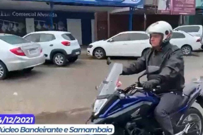 No Núcleo Bandeirante, o presidente parou em uma lanchonete para comer pastel - (crédito: Reprodução/Twitter/@bolsonaro) No Núcleo Bandeirante, o presidente parou em uma lanchonete para comer pastel - (crédito: Reprodução/Twitter/@bolsonaro)