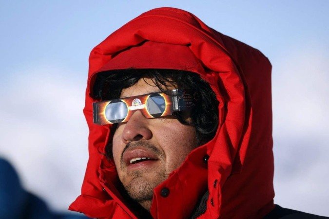  Handout picture released by Imagen Chile showing a Chilean scientist looking at a total solar eclipse from Union Glacier in Antarctica, on December 4, 2021.  - RESTRICTED TO EDITORIAL USE-MANDATORY CREDIT - AFP PHOTO / IMAGEN CHILE / FELIPE TRUEBA - NO MAFRKETING - NO ADVERTISING CAMPAIGNS - DISTRIBUTED AS A SERVICE TO CLIENTS (Photo by Felipe TRUEBA / IMAGEN CHILE / AFP) / RESTRICTED TO EDITORIAL USE-MANDATORY CREDIT - AFP PHOTO / IMAGEN CHILE / FELIPE TRUEBA - NO MAFRKETING - NO ADVERTISING CAMPAIGNS - DISTRIBUTED AS A SERVICE TO CLIENTS
      Caption 