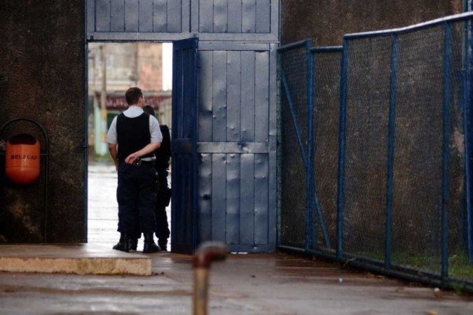  18/03/2014. Policiais militares do batalhão escolar no portão de entrada do Centro de Ensino Fundamental -CEF 34 da Ceilândia.