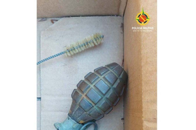 PMDF impede suicídio de vítima de violência doméstica e usa robô para desarmar granada em Sobradinho. Vítima informou aos policiais sobre agressões do marido, que guardava artefatos bélicos em casa. Episódio ocorreu em condomínio da DF-425