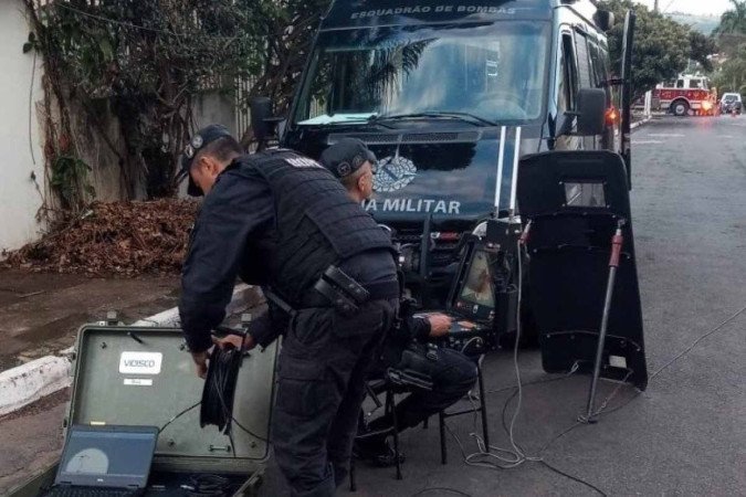 PMDF impede suicídio de vítima de violência doméstica e usa robô para desarmar granada em Sobradinho. Vítima informou aos policiais sobre agressões do marido, que guardava artefatos bélicos em casa. Episódio ocorreu em condomínio da DF-425