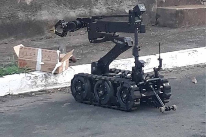 Um robô do Batalhão de Operações Policiais Especiais (Bope) foi acionado para manusear a granada - (crédito: PMDF/Divulgação) Um robô do Batalhão de Operações Policiais Especiais (Bope) foi acionado para manusear a granada - (crédito: PMDF/Divulgação)