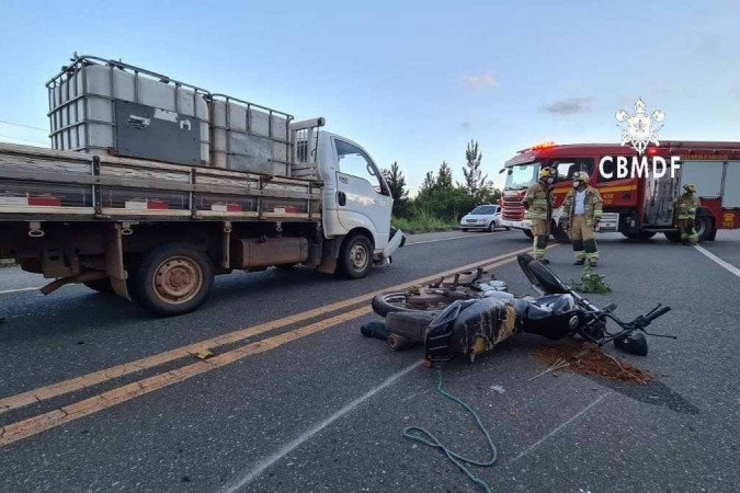 Na tarde de sábado (4/12), uma colisão entre caminhão e moto deixou uma pessoa ferida, no Km 13 da DF-190, sentido Santo Antônio do Descoberto (GO) - (crédito: CBMDF/Divulgação) Na tarde de sábado (4/12), uma colisão entre caminhão e moto deixou uma pessoa ferida, no Km 13 da DF-190, sentido Santo Antônio do Descoberto (GO) - (crédito: CBMDF/Divulgação)