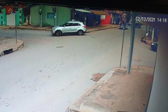 Carro roubado em Maceió (AL) estava com sinais de identificação, como placa e chassi, adulterados - (crédito: PMDF/Divulgação)