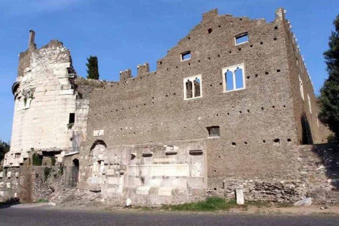 Tumba da nobre Caecilia Metella, construída em 1 a.C.: agregados vulcânicos e interações químicas incomuns mantêm a edificação de pé - (crédito: AlfvanBeem/Divulgação) Tumba da nobre Caecilia Metella, construída em 1 a.C.: agregados vulcânicos e interações químicas incomuns mantêm a edificação de pé - (crédito: AlfvanBeem/Divulgação)