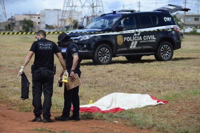 Policiais civis fazem a perícia no local onde uma mulher foi encontrada morta, em Samambaia - (crédito: Marcelo Ferreira/CB/DA.Press) Policiais civis fazem a perícia no local onde uma mulher foi encontrada morta, em Samambaia - (crédito: Marcelo Ferreira/CB/DA.Press)