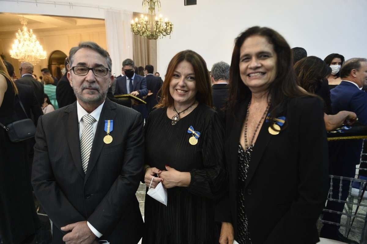 O vice-presidente executivo do Correio, Guilherme Machado; a colunista Ana Maria Campos (ao centro); e a editora-chefe do jornal, Ana Dubeux