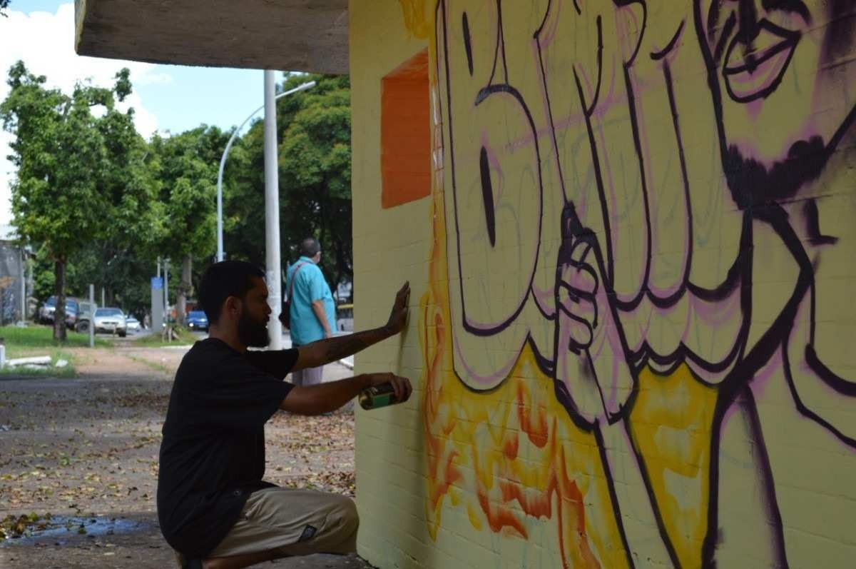 Arte do grafite transforma paradas de ônibus na W3 Sul