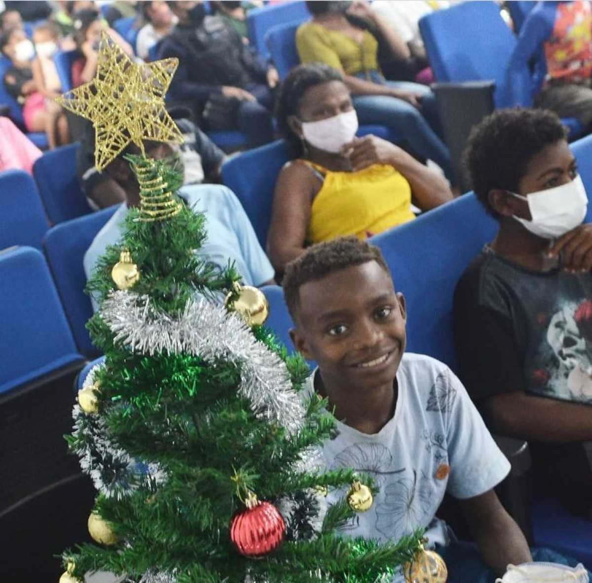 Após viralizar com foto segurando pedaço de árvore, menino ganha um pinheiro de Natal 
