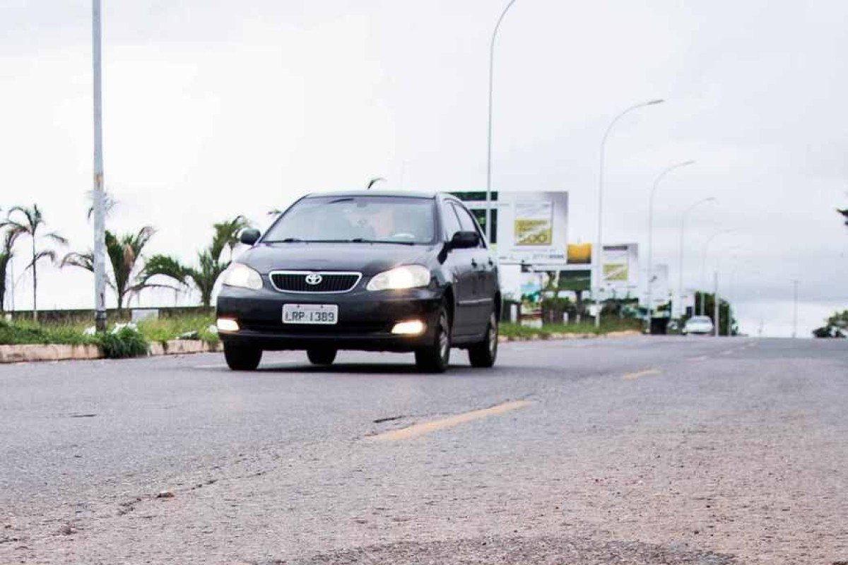 Vídeo: carros têm pneus furados por conta de buraco em via do DF