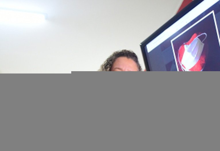  07/12/2021. Cr&eacute;dito: Ed Alves/CB/D.A Press. Brasil. Bras&iacute;lia - DF. Revista. Pessoas com deficiencias,  as irm&atilde;s Carol Peres e Juliana Peres (Juju). Carol tem uma ONG chamada Lente Cultural. Nela, organiza a&ccedil;&otilde;es para pessoas com defici&ecirc;ncia. A irm&atilde;, Juju, tem defici&ecirc;ncia e trabalha no projeto.
Carol Peres tem uma ONG que, entre outras a&ccedil;&otilde;es, ajuda pessoas com defici&ecirc;ncia, assim como a irm&atilde; Juju, a fotografar