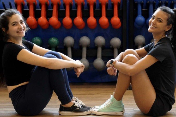  07/12/2021. Crédito: Carlos Vieira/CB/D.A. Press. Brasil. Brasilia-DF. Revista.  Fitness. Qual o melhor calçado para utilizar na academia? Isabela Coelho e Brunna Bertoldo, alunas da academia BodyTech, fazendo atividades com tênis all star e de corrida.
      