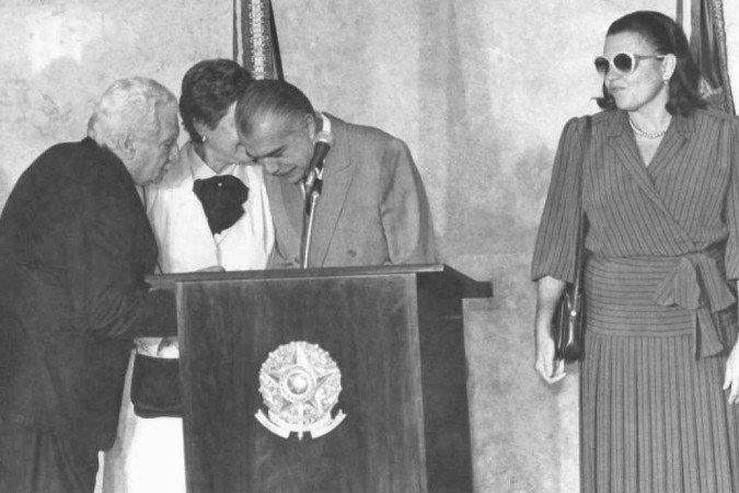 Próximo da cena cultural brasileira, o casal recebeu os escritores 
Jorge Amado (E) e Zélia Gattai (branco) no lançamento do Instituto 
Jorge Amado, na Presidência da República, em julho de 1986