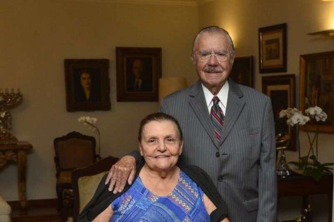 Casal posa na casa da família em Brasília, em maio de 2019