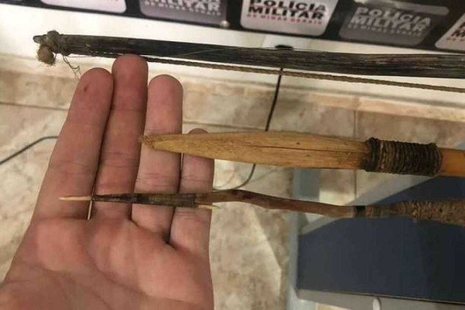 Um policial militar apresenta as armas usadas pelo homem nos ataques - (crédito: Polícia Militar Divulgação) Um policial militar apresenta as armas usadas pelo homem nos ataques - (crédito: Polícia Militar Divulgação)