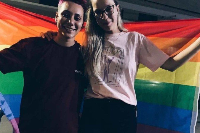 Casal lésbico tem pedido cancelado após trocarem um selinho em bar - (crédito: Reprodução) Casal lésbico tem pedido cancelado após trocarem um selinho em bar - (crédito: Reprodução)