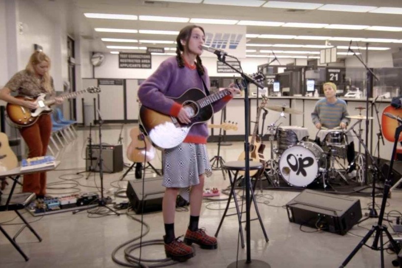 Olívia Rodrigo apresenta versões acústicas dos hits do ‘Sour’ no ‘Tiny Desk’ 