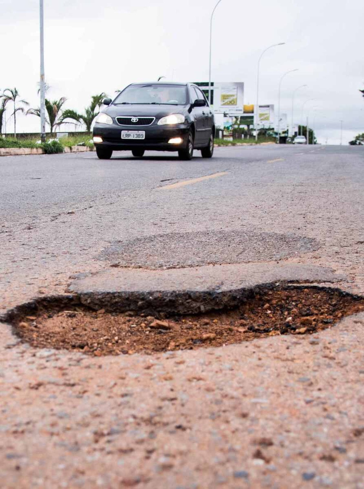 DF tem que indenizar condutor que teve o carro danificado ao cair em buraco