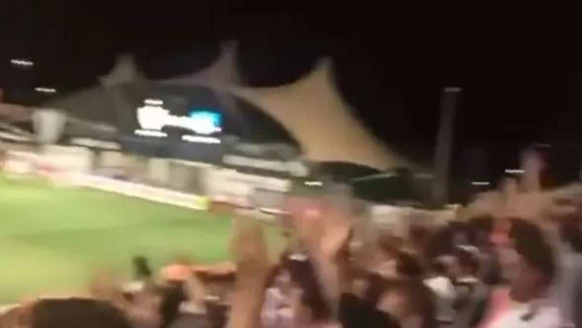 Captura de tela do v&iacute;deo mostrando o tel&atilde;o do est&aacute;dio com Atl&eacute;tico mandante e escudo do Colo-Colo.