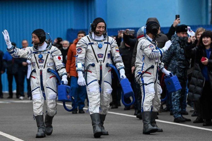 Uma espaçonave russa carregando um bilionário japonês, seu assistente e um cosmonauta profissional atracou na Estação Espacial Internacional - (crédito: AFP) Uma espaçonave russa carregando um bilionário japonês, seu assistente e um cosmonauta profissional atracou na Estação Espacial Internacional - (crédito: AFP)