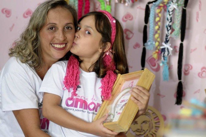 Ao ver a alegria de Sophia ao ganhar uma tiara de princesa, Isleila Vieira passou a se dedicar ao artesanato e afazer outras crianças com câncer felizes - (crédito: Carlos Vieira/CB) Ao ver a alegria de Sophia ao ganhar uma tiara de princesa, Isleila Vieira passou a se dedicar ao artesanato e afazer outras crianças com câncer felizes - (crédito: Carlos Vieira/CB)