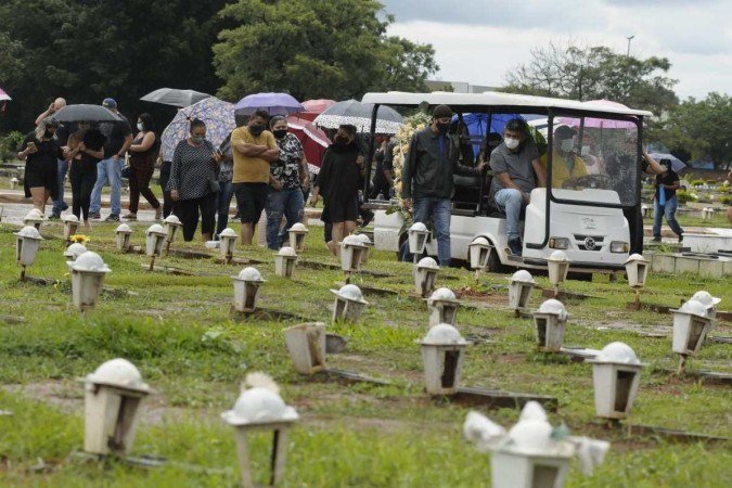 Cerca de 50 pessoas, entre parentes e amigos, se despediram de Drielle, ontem -  (crédito: Carlos Vieira/CB/D.A.Press)
