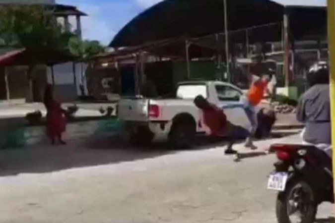 Vídeos divulgados em redes sociais flagram agressões - (crédito: Reprodução/Redes Sociais) Vídeos divulgados em redes sociais flagram agressões - (crédito: Reprodução/Redes Sociais)