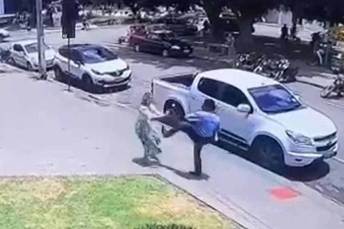 Momento em que as agressões começam, na porta de um shopping - (crédito: Reprodução/Redes sociais) Momento em que as agressões começam, na porta de um shopping - (crédito: Reprodução/Redes sociais)