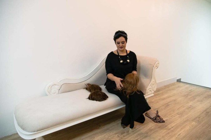 Roberta Gaspar de Andrade, que perdeu a mãe para o câncer de mama, doa perucas para pacientes que vivem a mesma situação Roberta Gaspar de Andrade, que perdeu a mãe para o câncer de mama, doa perucas para pacientes que vivem a mesma situação