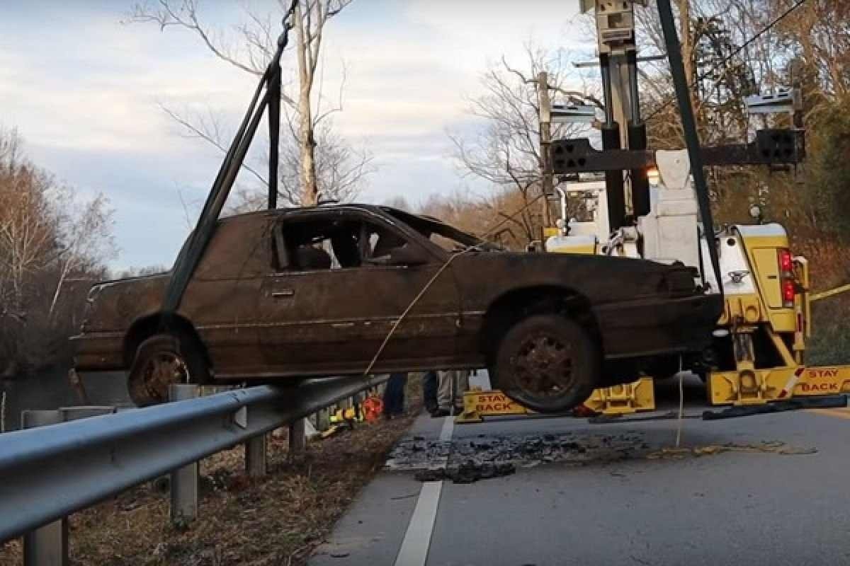 Youtuber encontra carro com corpos de adolescentes desaparecidos há 21 anos