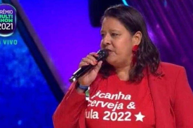 Mariana Mansur viraliza nas redes sociais ao receber Prêmio Multishow com blusa escrito: 'Picanha & Cerveja & Lula 2022' -  (crédito: Reprodução/Multishow)