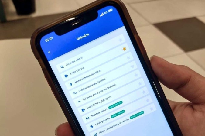 Após a extinção do CRLV físico, Detran-DF disponibiliza a emissão virtual e para impressão do documento por meio do app do órgão  -  (crédito: Thays Martins/CB)