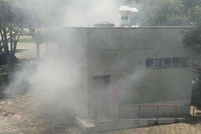 Havia muita fumaça no local após a explosão dentro do laboratório de química - (crédito: Reprodução) Havia muita fumaça no local após a explosão dentro do laboratório de química - (crédito: Reprodução)
