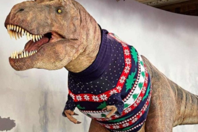 Tiranossauro Rex ganha suéter para celebrar o Natal no Museu de